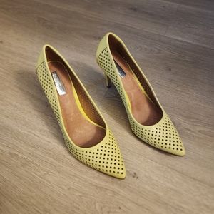 Genuine Leather Limeade Halogen Pointed-toe Pump. 8.5 M.